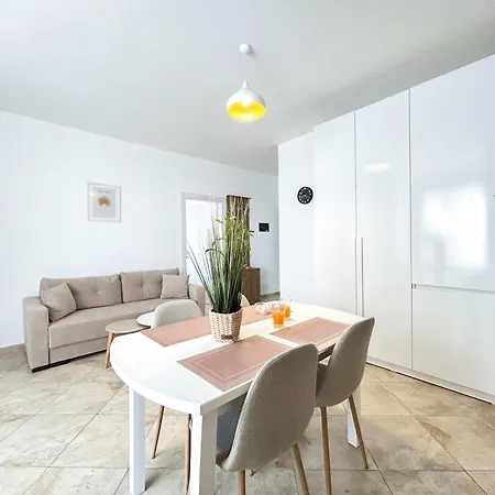 Apartment Delight 808 *